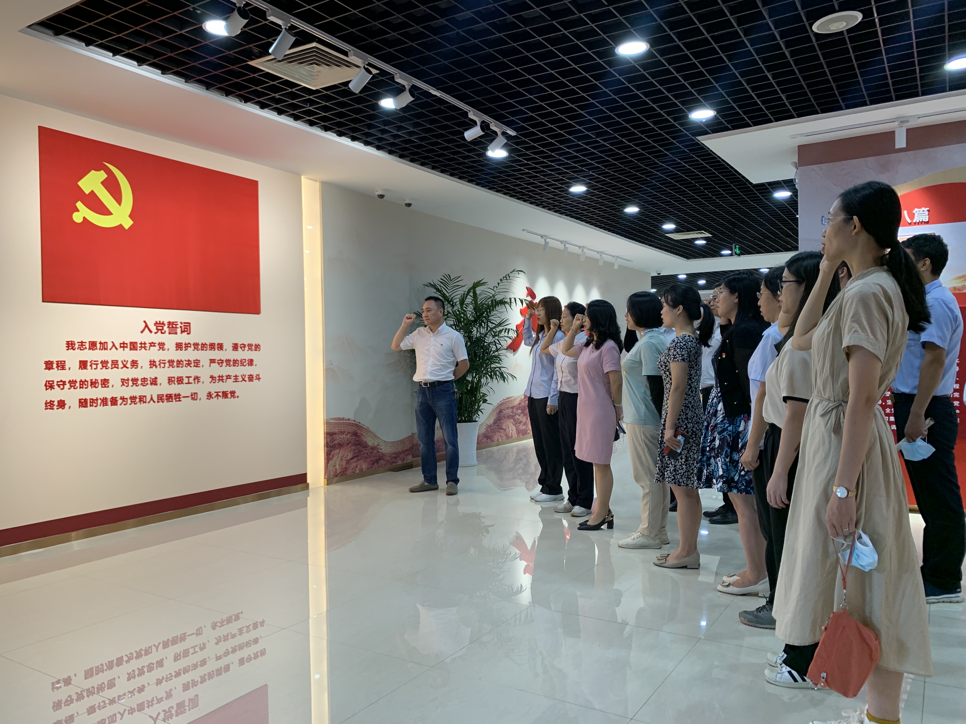 9.1全體黨員前往市檔案館參觀“百年恰是風華正茂——慶祝中國共產黨成立100周年主題檔案文獻展”展覽和廣東脫貧攻堅檔案文獻展2.jpg
