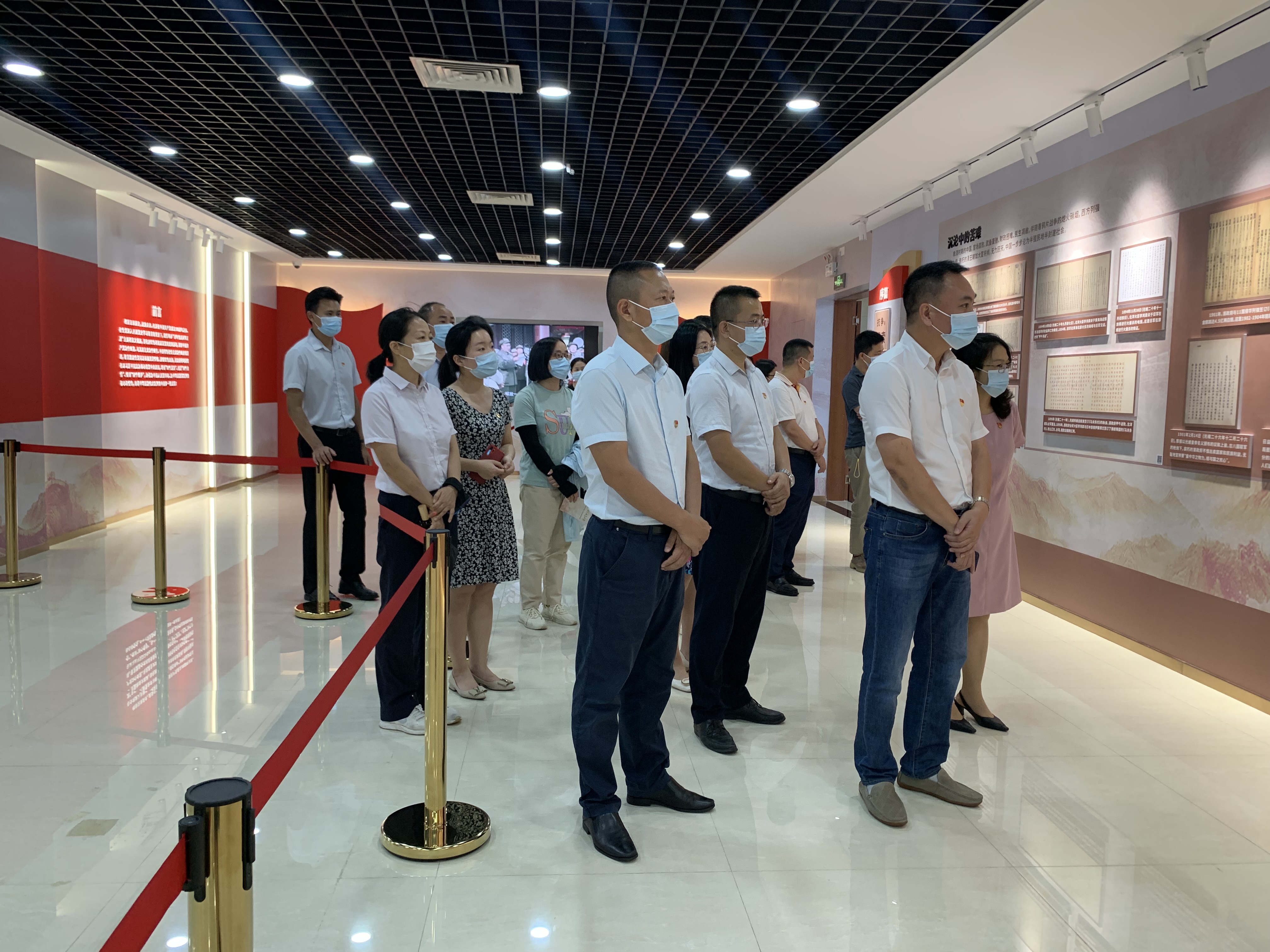 9.1全體黨員前往市檔案館參觀“百年恰是風華正茂——慶祝中國共產黨成立100周年主題檔案文獻展”展覽和廣東脫貧攻堅檔案文獻展3.jpg