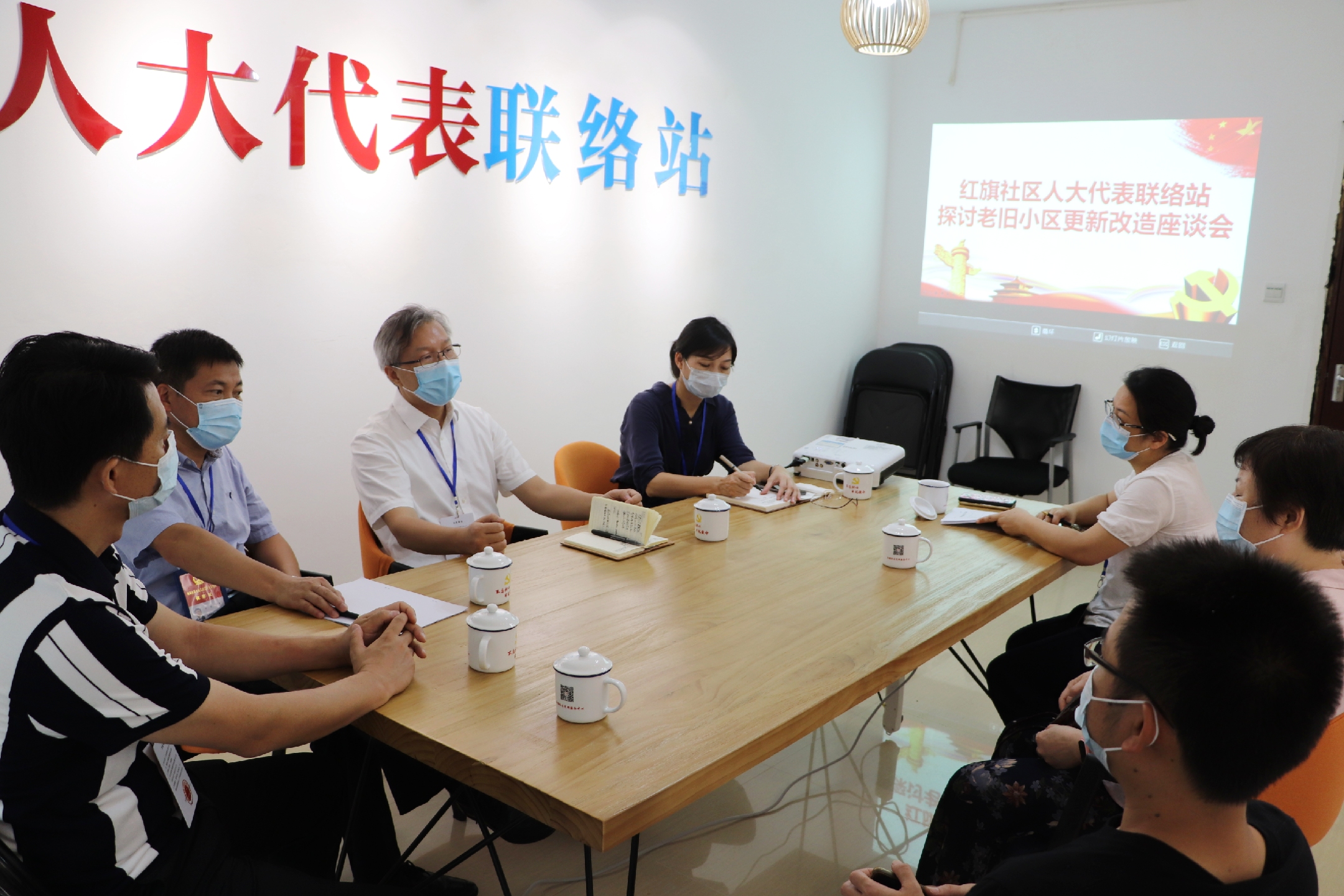 獅山紅旗社區(qū)人大代表聯(lián)絡(luò)站圍繞“老舊小區(qū)更新改造”展開主題活動.jpg
